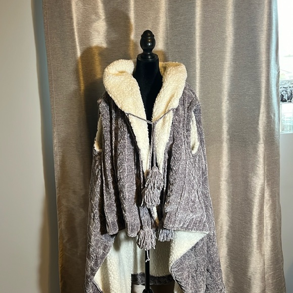 Soft Surroundings Other - Soft Surroundings Cozy Hooded Wrap